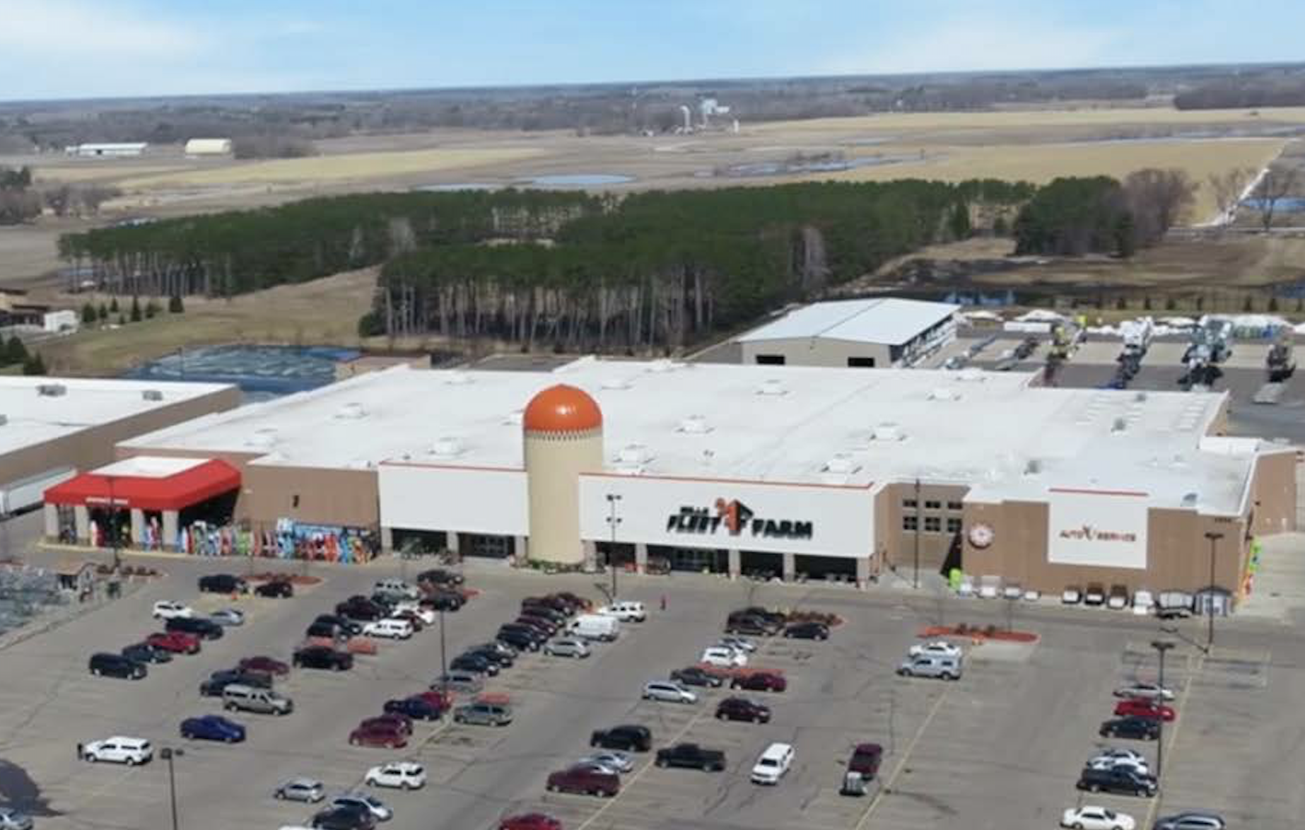 Kingsbarn Buys Two Fleet Farm Retail Centers for DST Offering